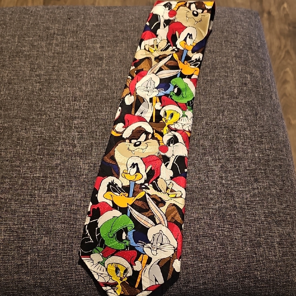 97 Looney Tunes Silk Tie 100% Bugs Sylvestor Taz Marvin Coyote Tweety Christmas